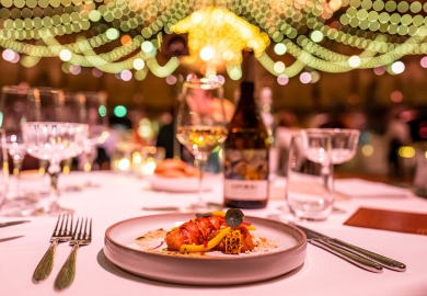 rond de tafel gedekte tafel