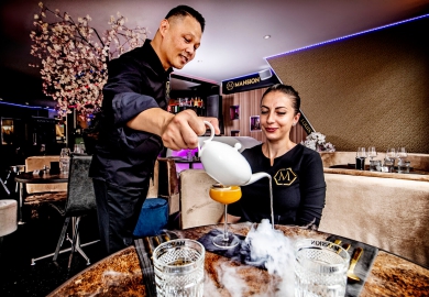 cocktail pouring the mansion club