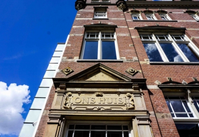 Vondel neemt mode-ontwerper in de arm