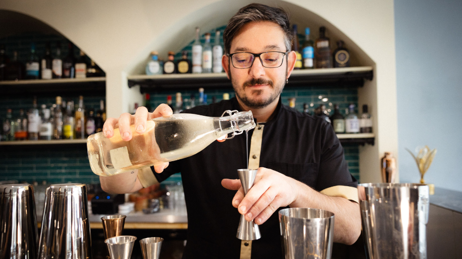 Bartender maakt cocktail in Laberinto Gastrotails