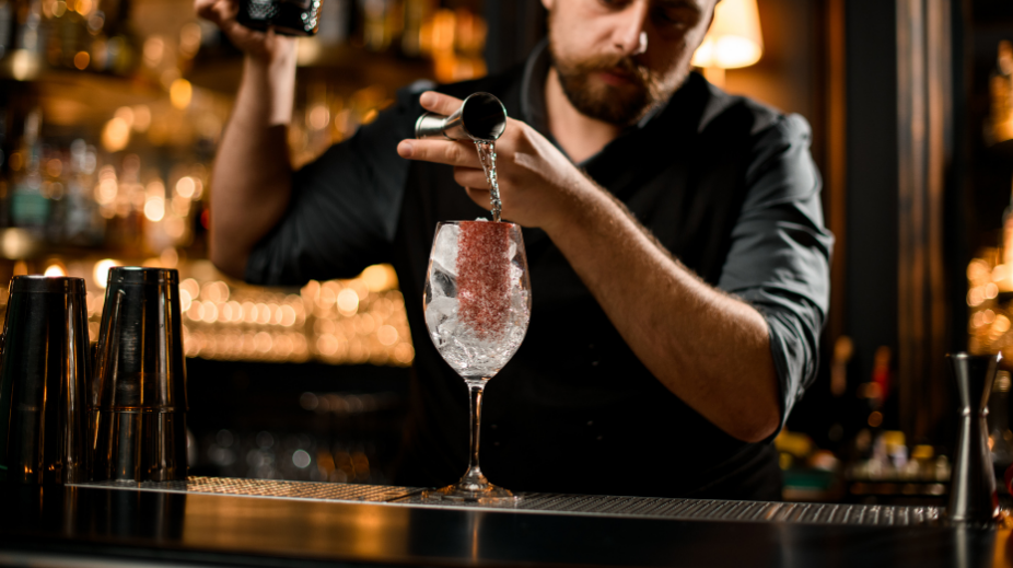 Bartender-maakt-cocktail-Canva