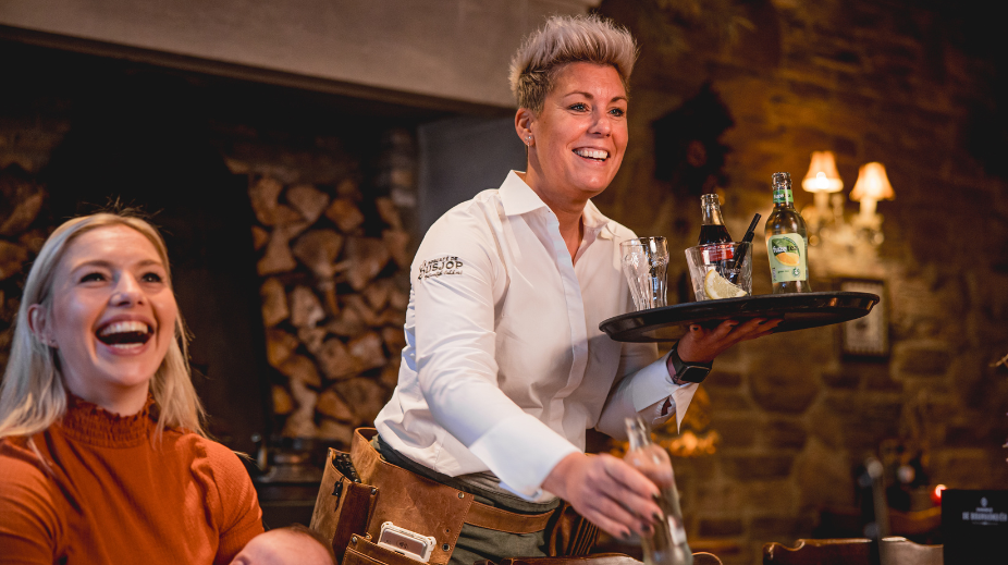 Blije gast en bediening