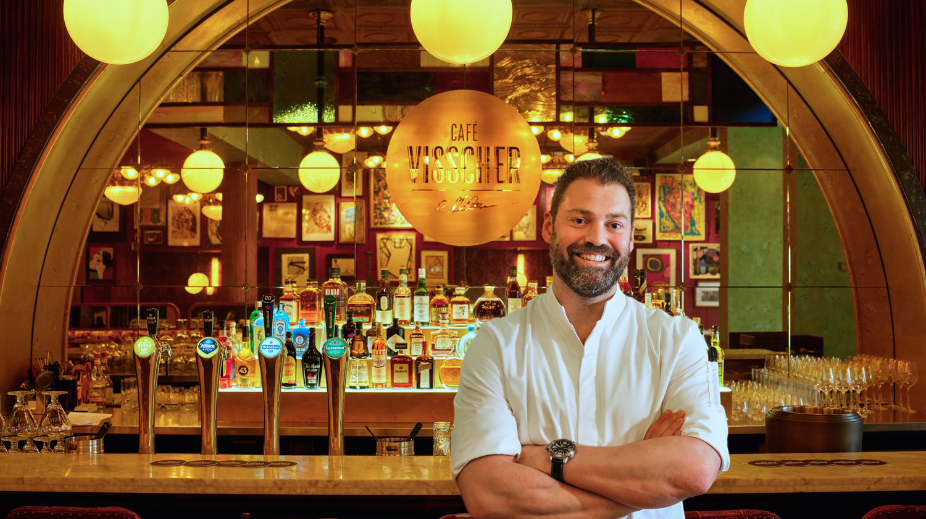 Arie Visscher in Café Visscher