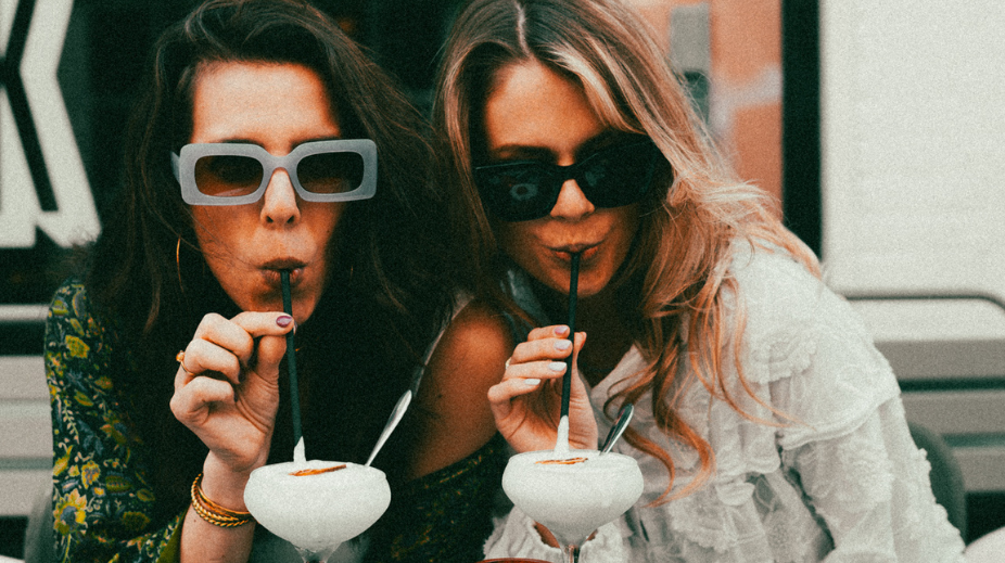 Café-Frank-gasten-drinken-sgroppino-op-terras