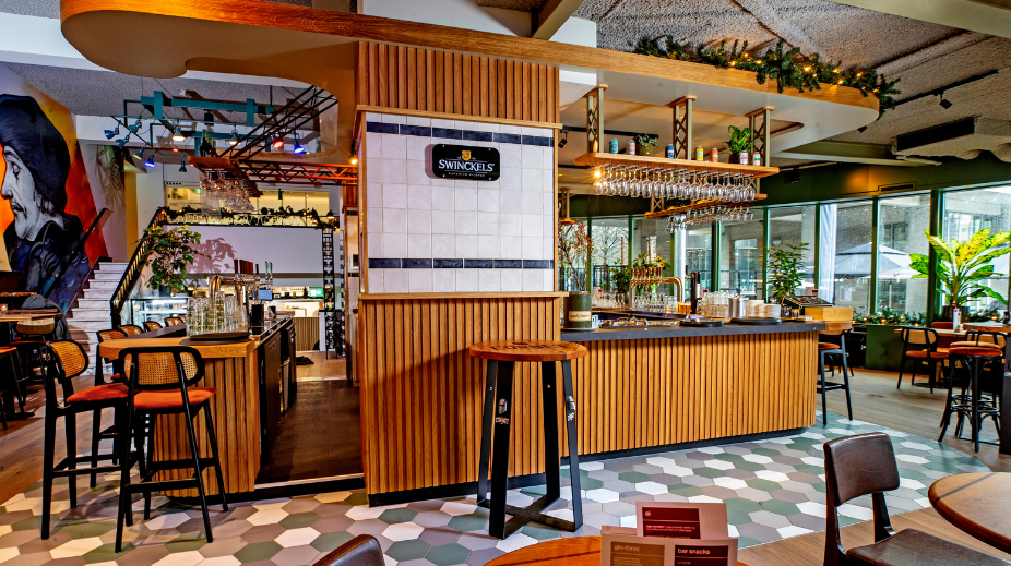 Café Restaurant Erasmus in Rotterdam in oud-bankgebouw in nieuw jasje