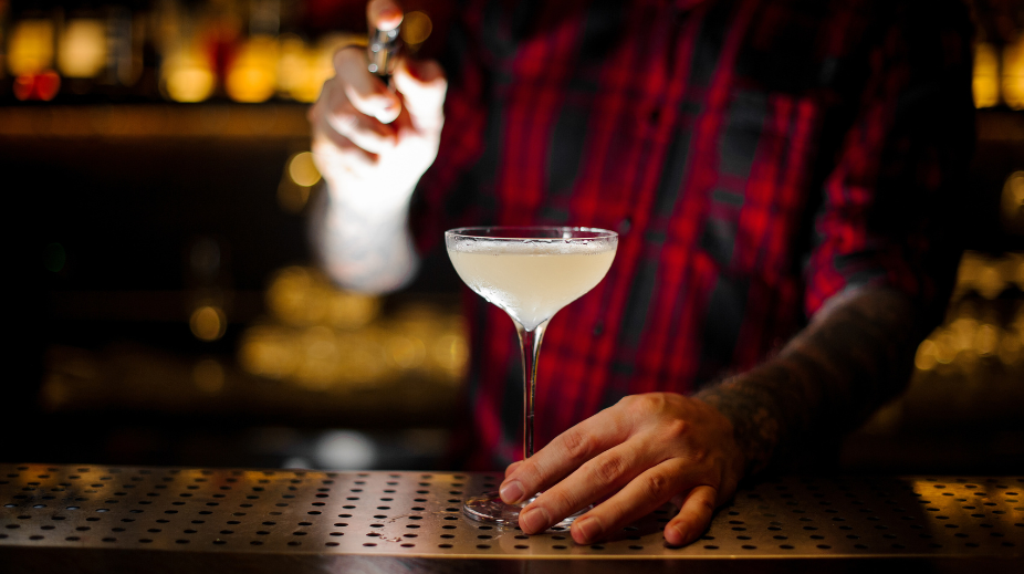 Cocktail wordt gemaakt door de barman