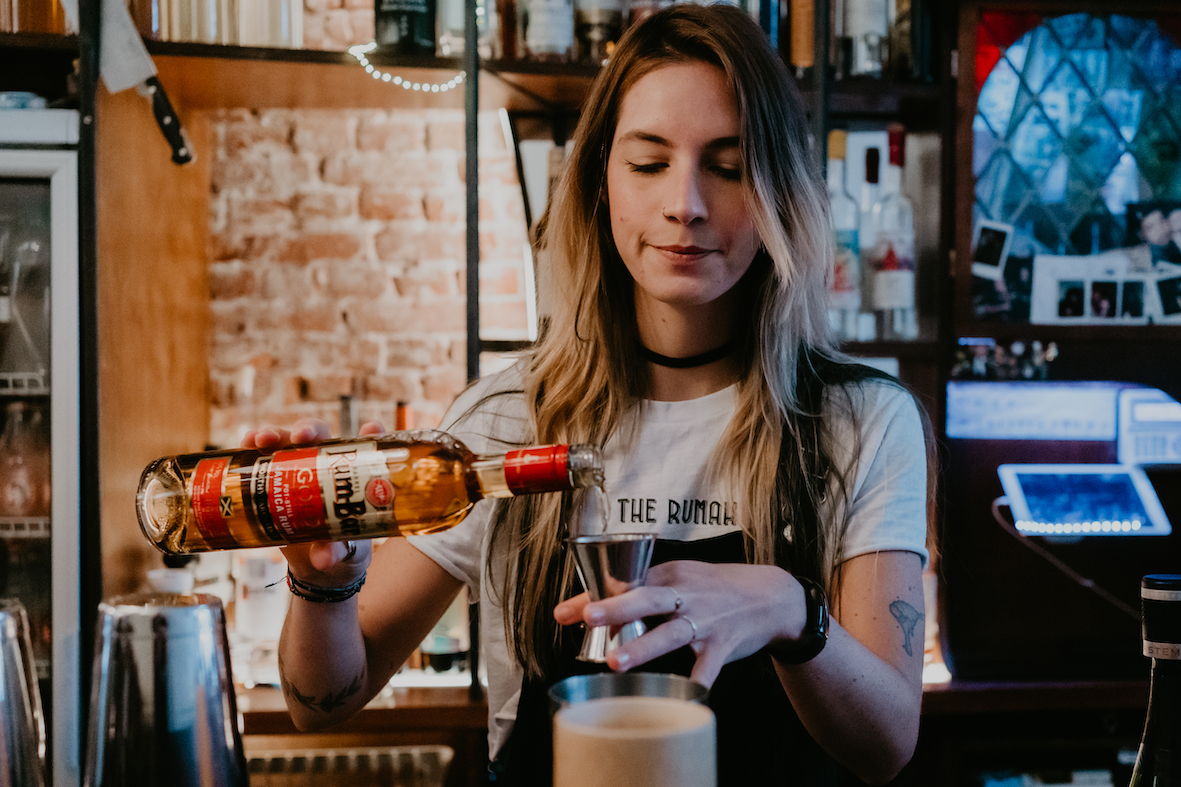 De Bartender - Hanna Köhler - headerfoto 