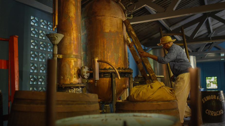 De-koperen-ketel-tijdens-het-maken-van-caracaolikeuren