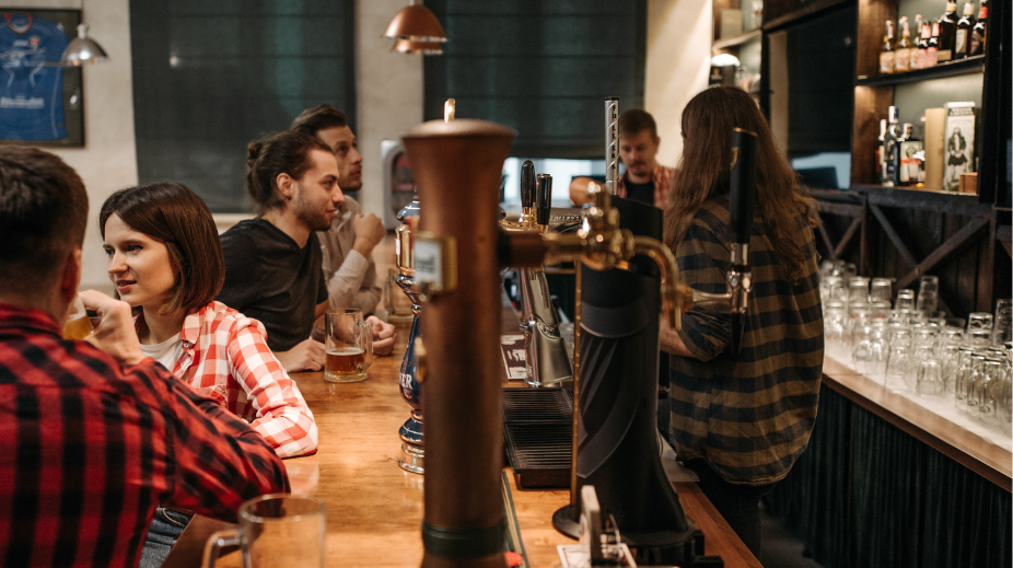 Sluitdrankje aan de bar