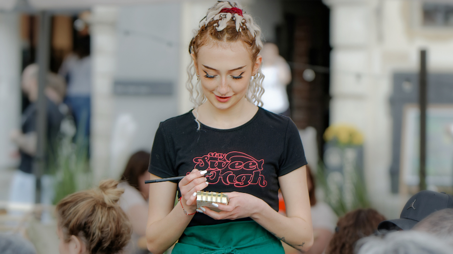 Gen-Z-Personeel-Service-Bediening-Bestelling-opnemen-Canva