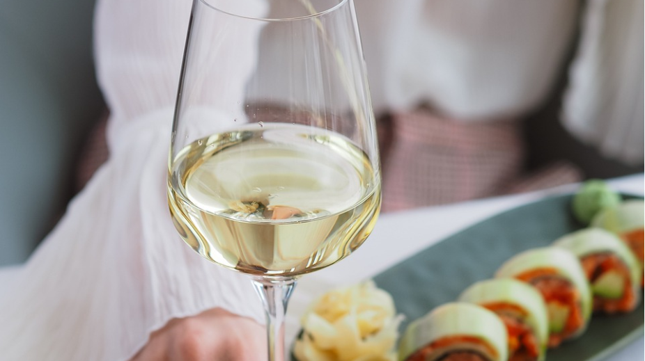 Glas wijn en een bord sushi