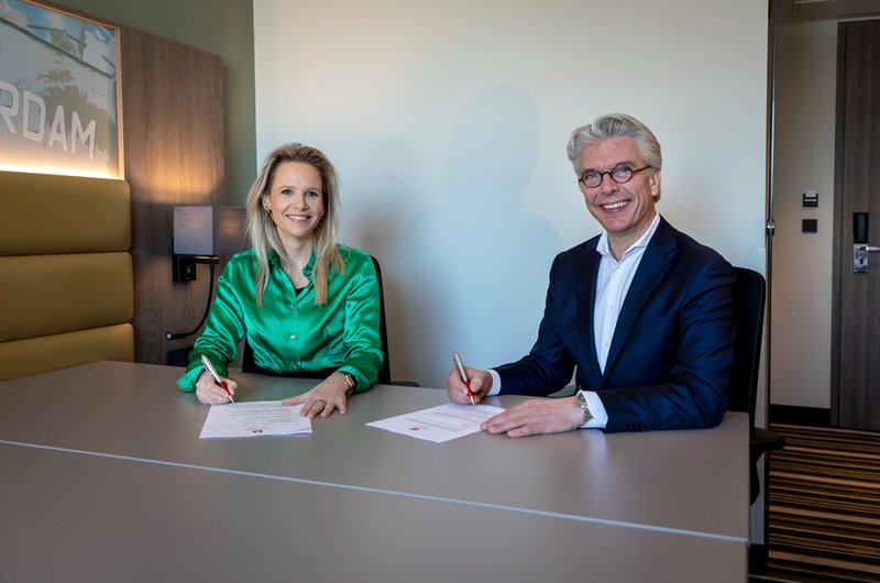 Ondertekenen contract leonardo hotels