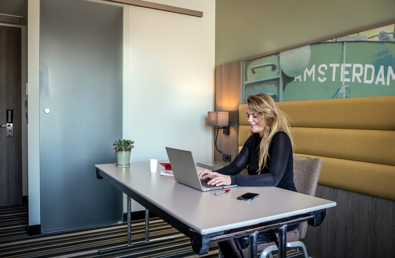 AMSTERDAM - IWG; International Workplace Group (label Regus) en Leonardo Hotels (locatie: Leonardo Royal Hotel Amsterdam). Annelou de Groot (Development Manager, IWG) en Alexander Kluit (Managing Director, Leonardo)lanceren samenwerking: International Workplace Group en Leonardo Hotels transformeren 2.000 m2 aan hotelkamers tot private offices. PHOTO REPUBLIC / BIBI NEURAY