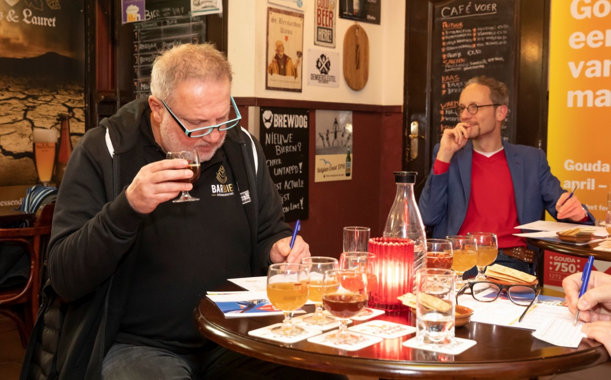 Biersommelier Ton Vergeer en wethouder Thierry van Vugt