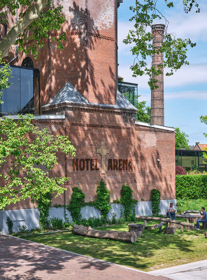 hotel arena kerk buiten