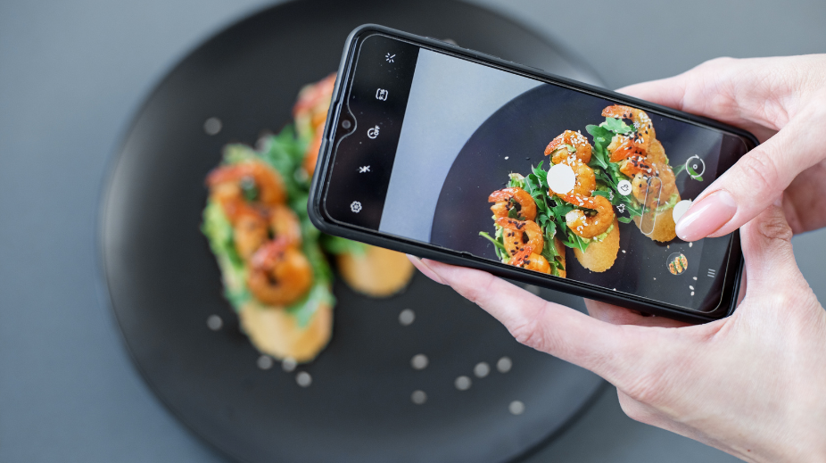 Instagram voor de horeca: iemand die een foto van een gerecht maakt