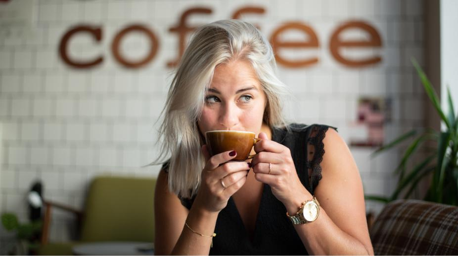 Koffie-drinkende-vrouw