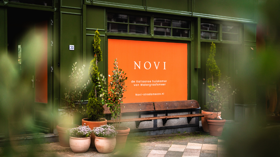 De ingang van het nieuwe restaurant Novi in Amsterdam