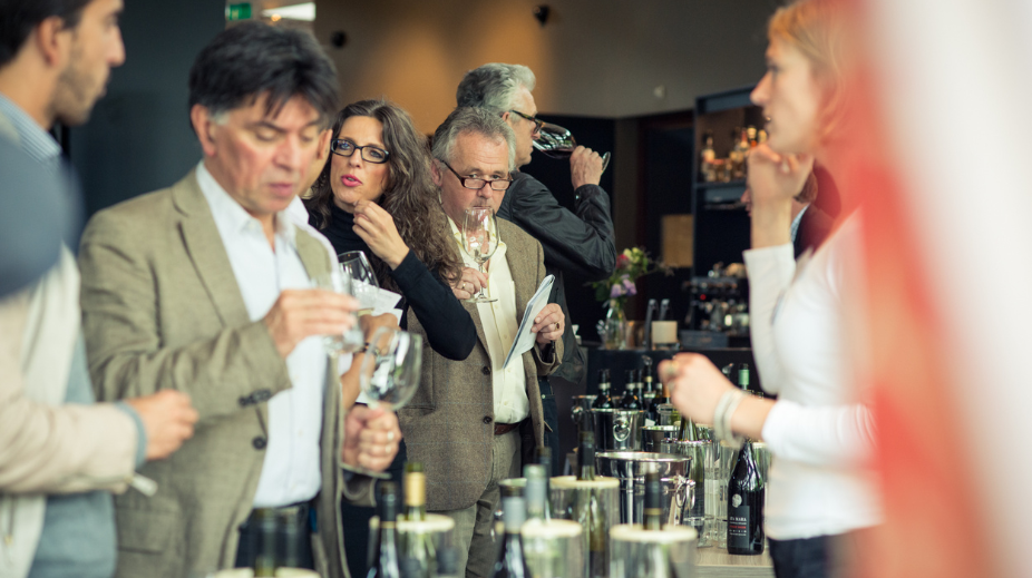 Gasten die wijn proeven