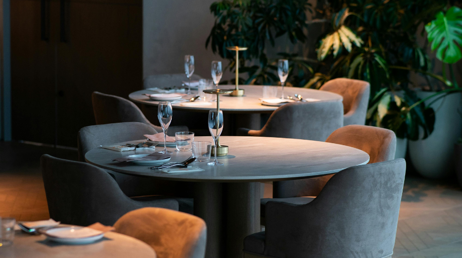 Gedekte tafels in het restaurant