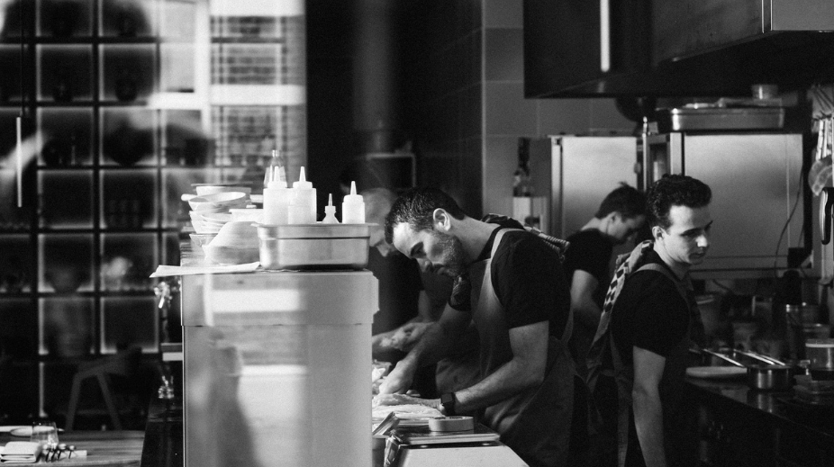 Gilbert von Berg aan het werk in de keuken