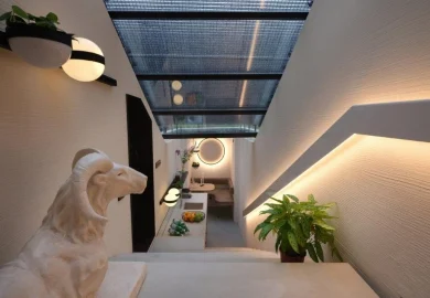 Trap naar keuken en lounge-1