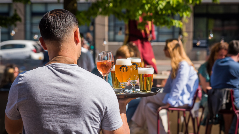 Drankjes met een vol terras
