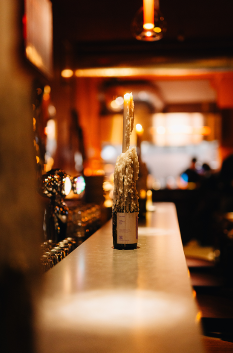 Dame aan de Kade in Amsterdam