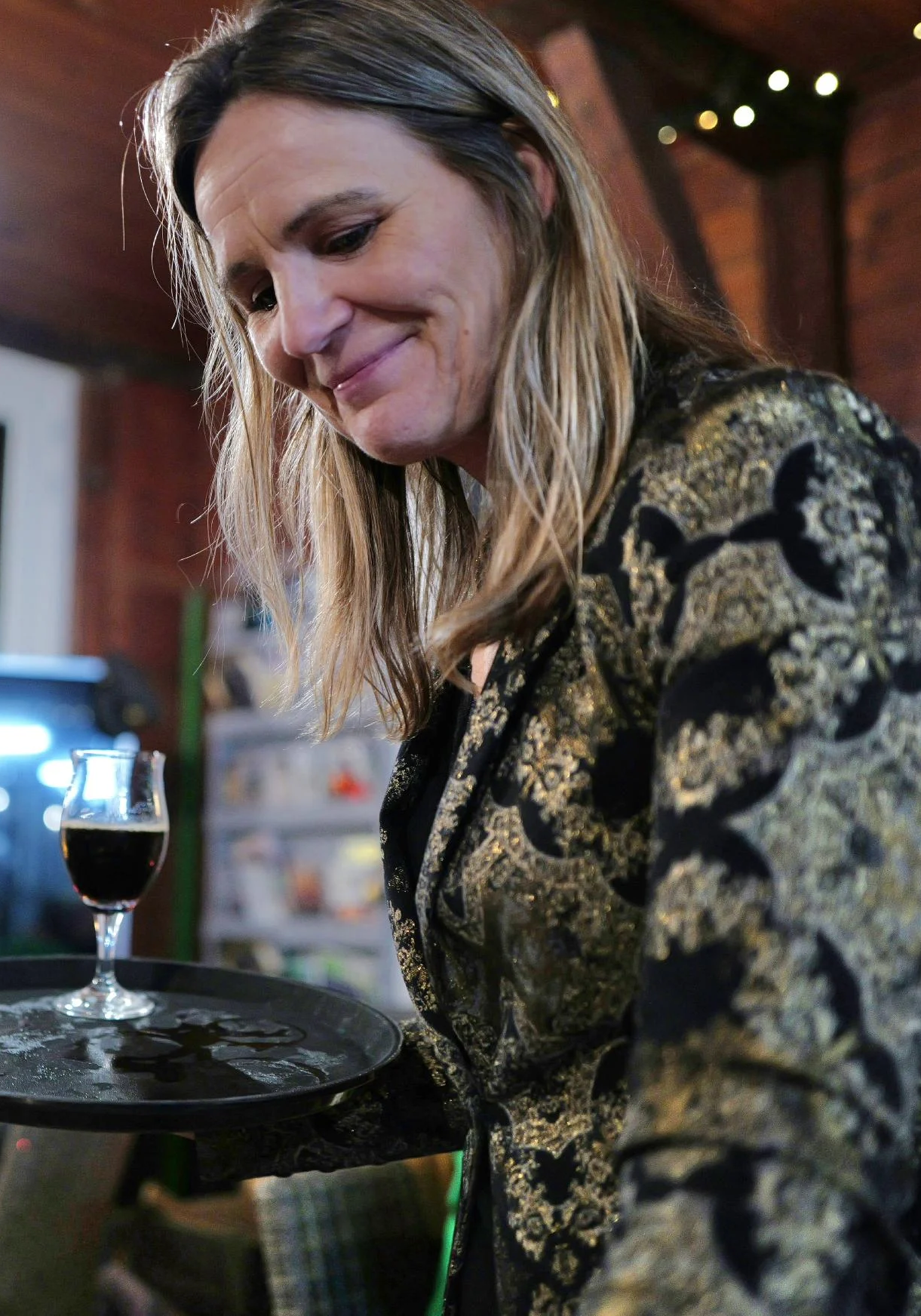fiona de Lange bier aan tafel
