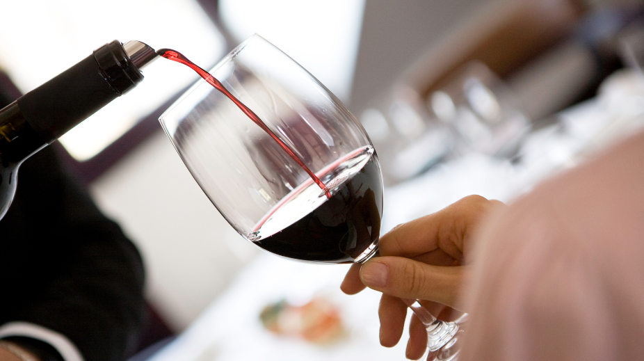 Wijn schenken in restaurant